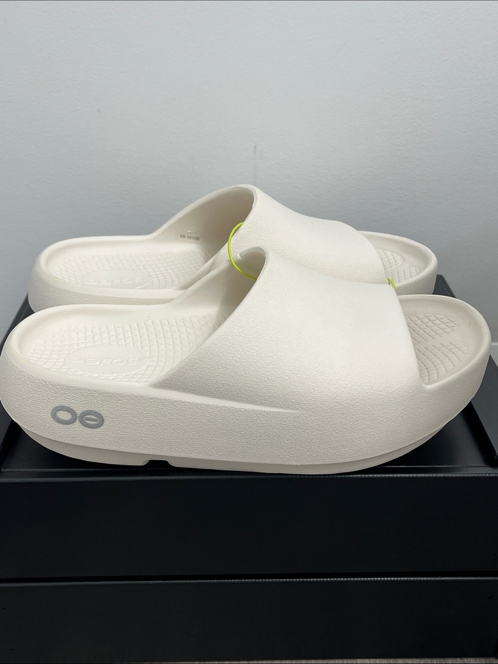 Oofos Ooahh + plus chalk slides sandals women’s size 6 new